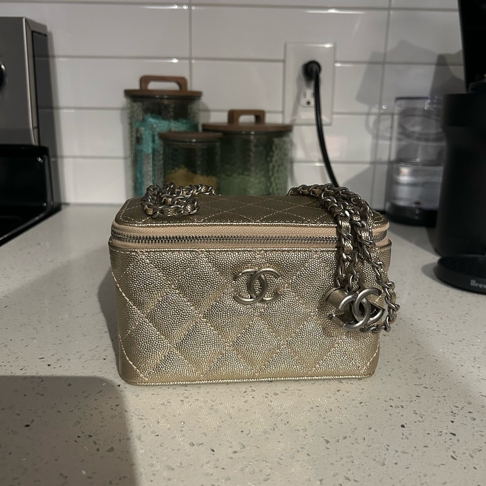 Elegant Gold Quilted Chain Bag